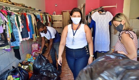 Mais de 2 mil itens de vestuário doados por famílias do Colégio Sete são entregues