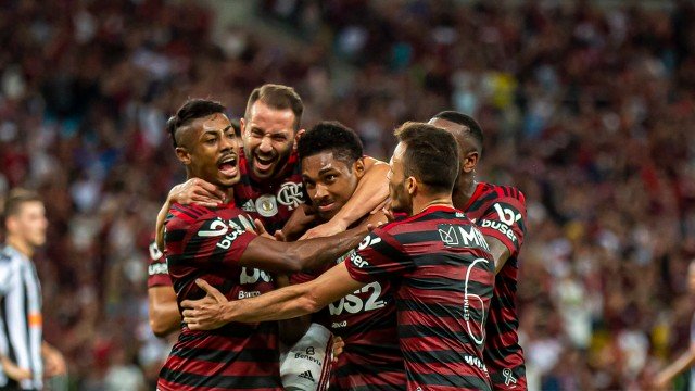 Vitinho é o setimo atleta do Flamengo com Covid-19 no Equador