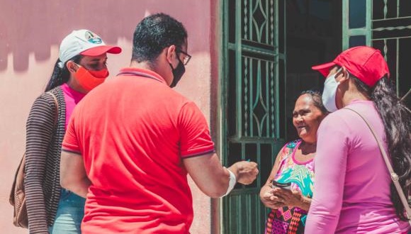 Galinho vai aos que mais precisam e fala como gerar emprego e melhorar a saúde pública