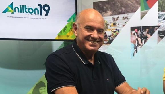 “Não fugimos do diálogo com a população, assim se faz um governo democrático”, disse Anilton na Sabatina da Angiquinho FM