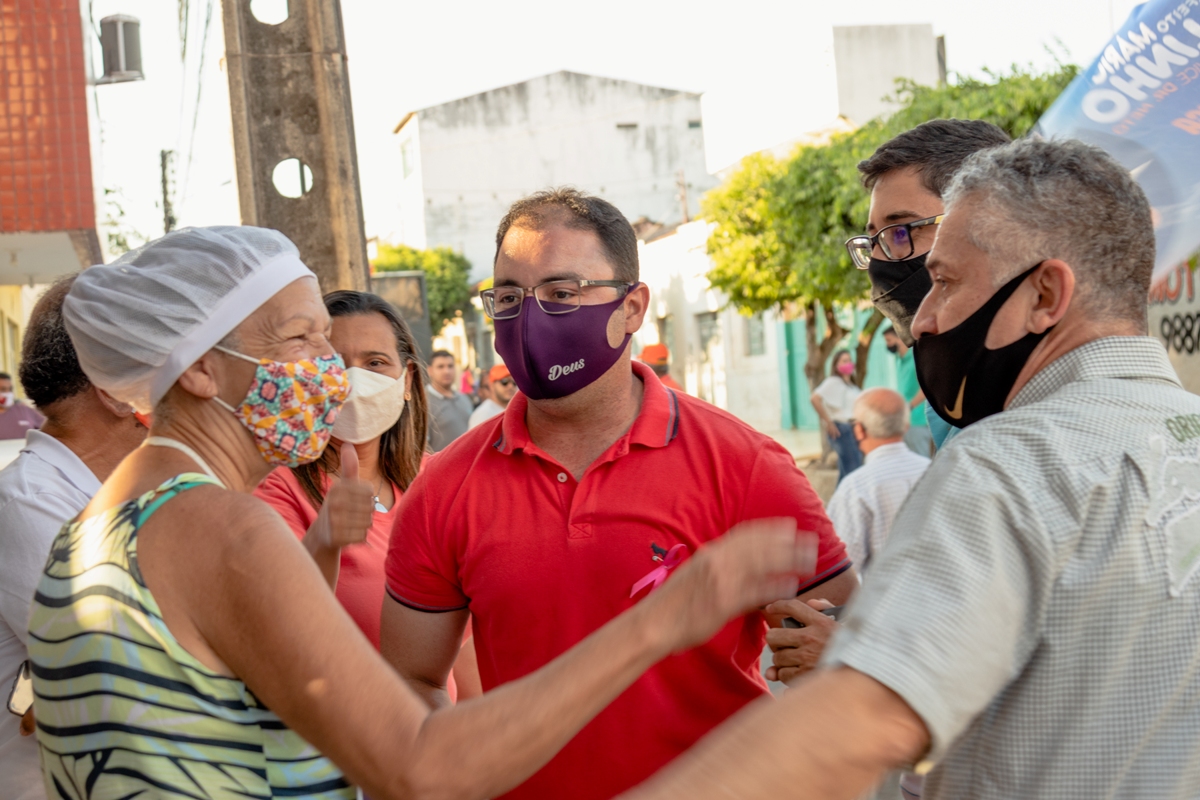 Mário Galinho faz campanha porta em porta no centro e bairro Rodoviário
