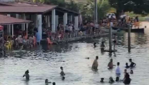 Pauloafonsinos aproveitam liberação e calor de quase 40° para banho no Rio São Francisco