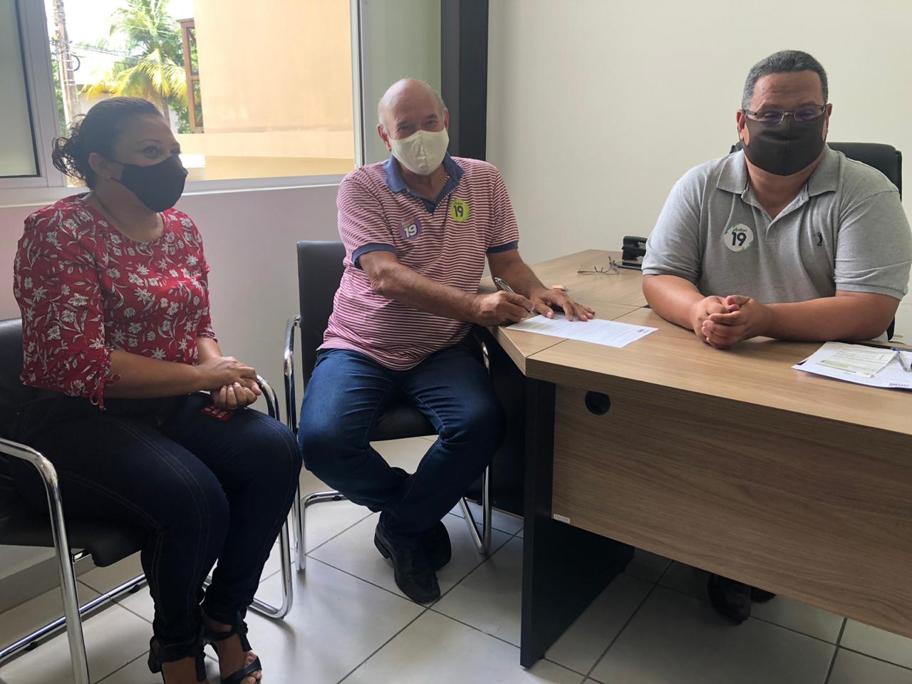 Anilton assina carta de compromisso com trabalhadores em Educação de Paulo Afonso