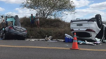 Acidente entre dois carros deixa mortos e feridos na BR-423 próximo à divisa entre AL e PE