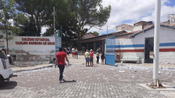 Apesar de irregular, candidatos sujam frente de colégios com santinhos em Paulo Afonso