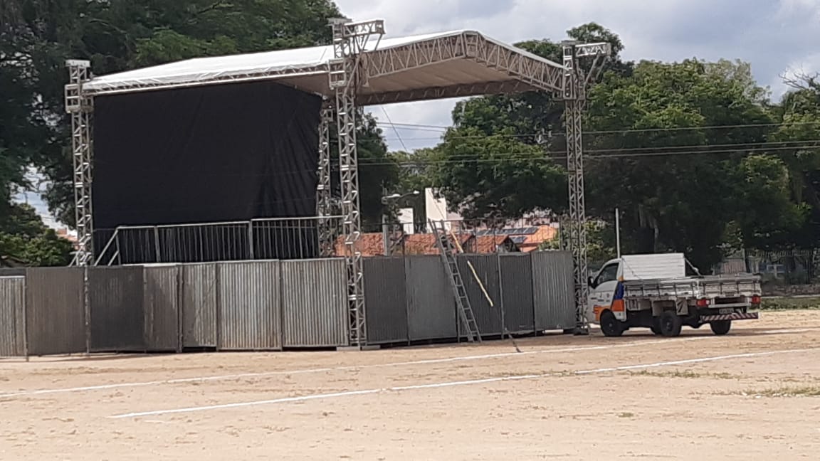 Palco montado ao lado do Parque Balneário será para atividade Drive-in: “sem aglomeração”, diz colégio