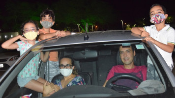 Sete Fun Fest Drive In trouxe emoção ao reunir famílias para despedida do ano letivo