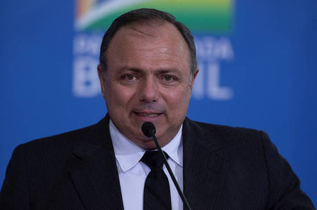 Pazuello anuncia acordo com Pfizer, alfineta Doria e ignora Coronavac