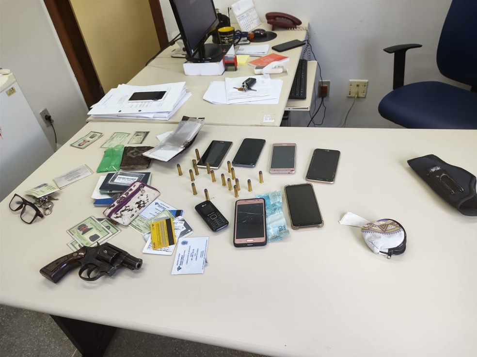 Ciganos suspeitos de envolvimento na morte de policiais em SE são levados para delegacia na BA