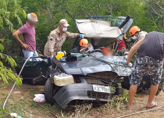 Acidente entre carreta e carro deixa 4 feridos e mobiliza bombeiros na BR-316, em Petrolândia, no Sertão de PE
