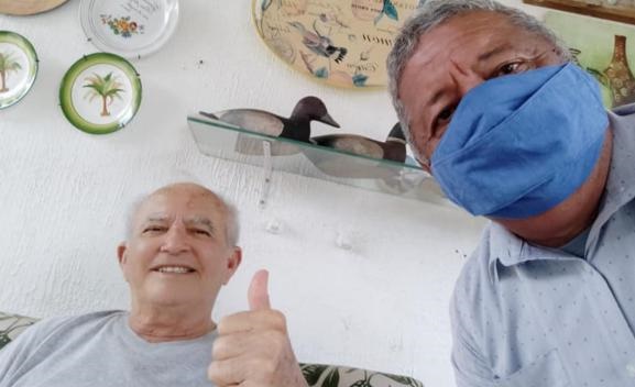 Recuperado da 2ª infecção de covid-19, Luiz de Deus recebe visita do vice-prefeito Marcondes Francisco