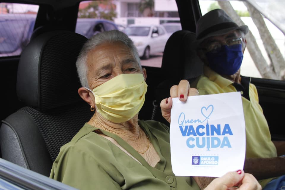 Vacinação contra covid-19 para idosos a partir de 75 anos continua neste sábado (20), agora com 3 drive-thrus