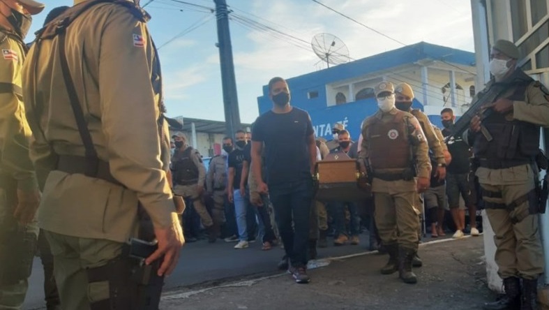 PM baiano é enterrado sob protestos e governador Rui Costa lamenta morte; vídeos e fotos