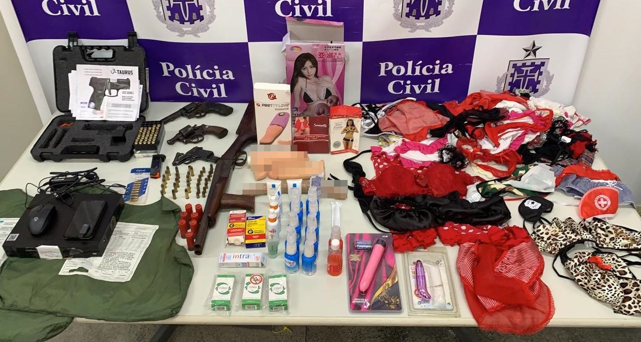 Polícia apreende armas e produtos eróticos na casa de empresário suspeito de estupros no interior da BA