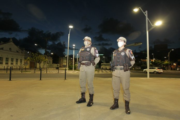 Bahia inicia vacinação contra covid-19 em policiais federais, militares, civis, bombeiros e guardas municipais