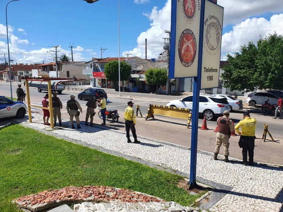 Gtran e Polícia Militar realizam ação de fiscalização de condutores de motos e carros em Paulo Afonso