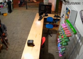 Câmeras mostram quatro ladrões assaltando disk bebidas no centro de Paulo Afonso