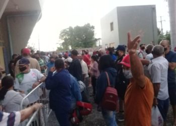 Vacinação contra covid-19 tem fila e aglomeração em Paulo Afonso