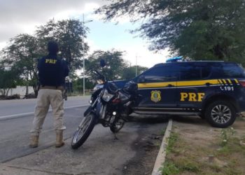 Homem é levado a delegacia após ser flagrado com moto roubada e clonada em Paulo Afonso