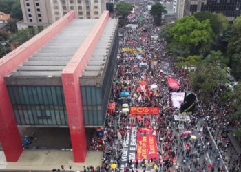 Manifestantes fazem atos contra Bolsonaro e a favor da vacina em todo Brasil