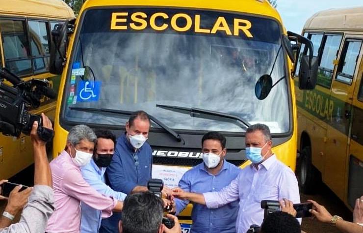 Prefeito David Cavalcanti participa de solenidade de entrega de novo ônibus escolar ao município