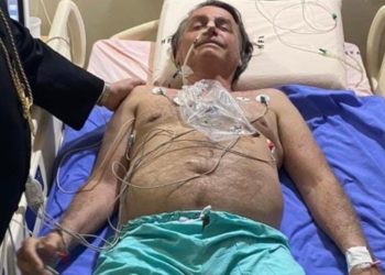 Flávio diz que Jair Bolsonaro foi para UTI e intubado como precaução
