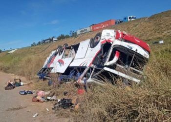 Ônibus com destino ao CE cai em ribanceira e deixa ao menos três mortos e 37 feridos em SP