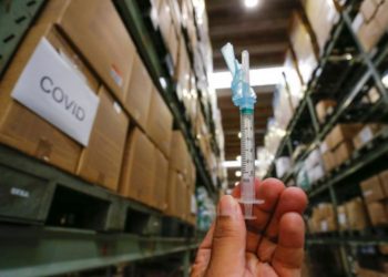 Bahia suspende aplicação de vacina da Pfizer por falta de seringas; 215 mil doses estão paradas