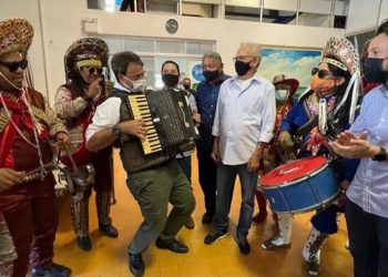 À vontade em Paulo Afonso, ministro do Turismo toca sanfona, promete voo da Azul para outubro e a regionalização dos cânions do São Francisco