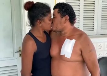 Mulher dá facada no peito do marido, mas é perdoada com beijo na delegacia; assista