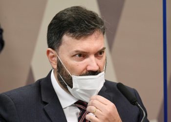 Brasileiros atolados em empréstimos e um coronel na reserva aos 46 anos (Francisco Nery Júnior )