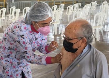 CRÔNICA – Doutor Luiz toma a terceira dose da vacina (Francisco Nery Júnior)