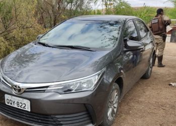 Após perseguição em Paulo Afonso, policiais recuperam Corolla e motorista foge pulando muro