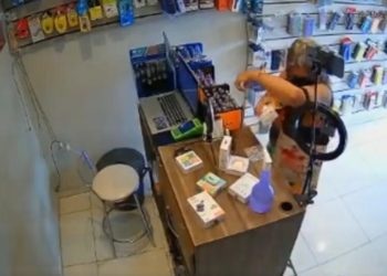 Vídeo flagra mulher furtando acessório de celular em loja no Centro de Paulo Afonso