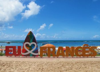 Três turistas de Pernambuco se afogam na Praia do Francês; um está desaparecido