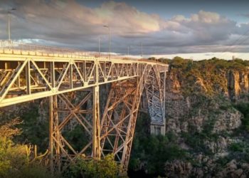 O fenômeno do autoextermínio e a relação causa e efeito atribuídos à ponte metálica