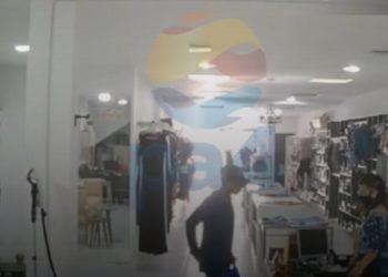 Homem armado assalta loja em Paulo Afonso e rouba 5 mil em roupas, R$ 900 e celular; veja vídeos