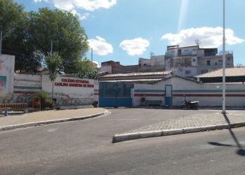 Colégio Carlina suspende aulas presenciais após aluno testar positivo para Covid-19