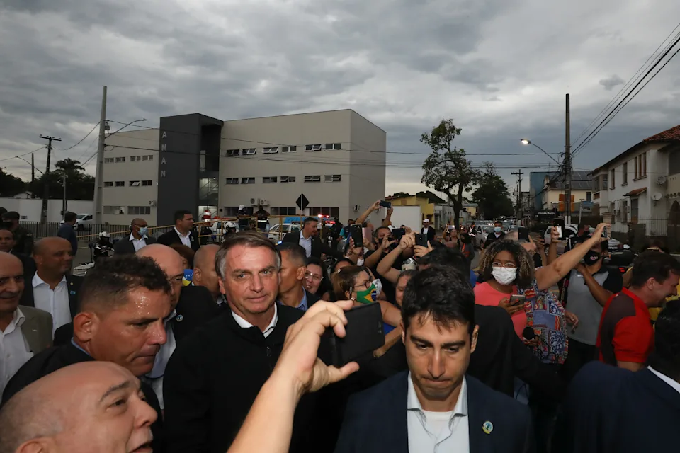 Mulher é detida pela PRF por injúria após xingar Bolsonaro de ‘filho da p…’