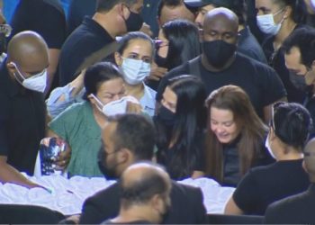 Amigos e familiares se despedem emocionados de Marília Mendonça em velório; fotos