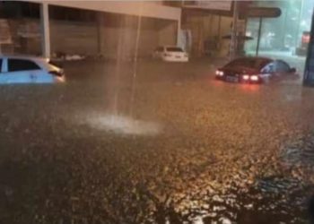Chuva e ventania causam alagamentos, arrastam carros e provocam estragos em Paulo Afonso (VÍDEOS E FOTOS)