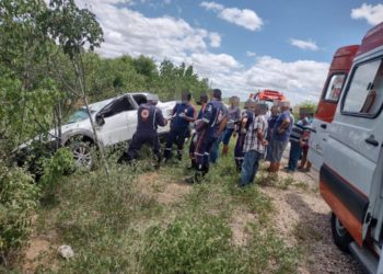 Motorista perde o controle do carro, sai da pista e morre na BA-210, em Glória (BA); dois ficam feridos