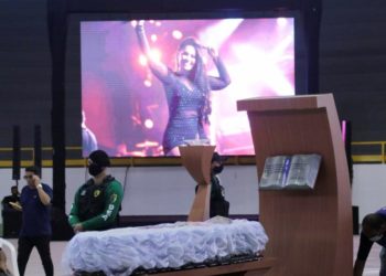 Amigos, familiares e fãs se despedem de Paulinha Abelha em Aracaju-SE