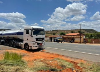 PRF flagra homem realizando venda ilegal de gasolina em Ribeira do Pombal (BA)
