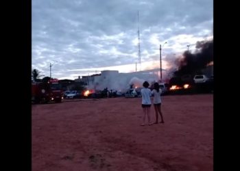 Incêndio atinge sucatas de veículos por trás do complexo policial de Paulo Afonso