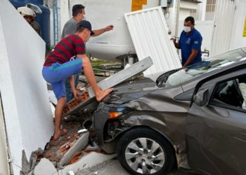 Com carro roubado, criminosos batem em muro do HMPA após perseguição policial em Paulo Afonso