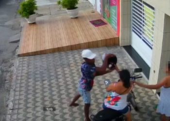 Mulher é assaltada e tem moto roubada em Paulo Afonso; vídeo mostra o crime