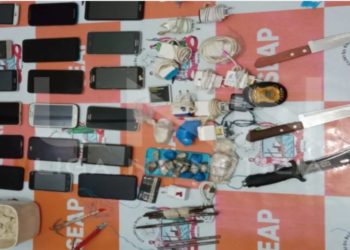 Após revista, policiais apreendem facas, celulares e drogas em celas de presídio de Paulo Afonso