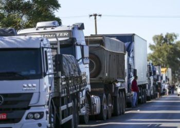Caminhoneiros iniciam paralisação contra aumento do diesel nesta sexta, diz jornal