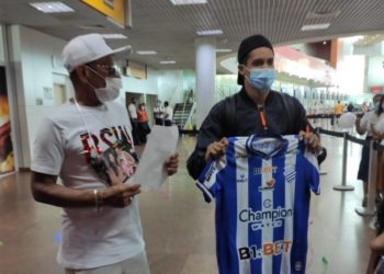Oração, abraços e camisa do CSA na chegada do jogador Pedrinho a Alagoas que estava na Ucrânia